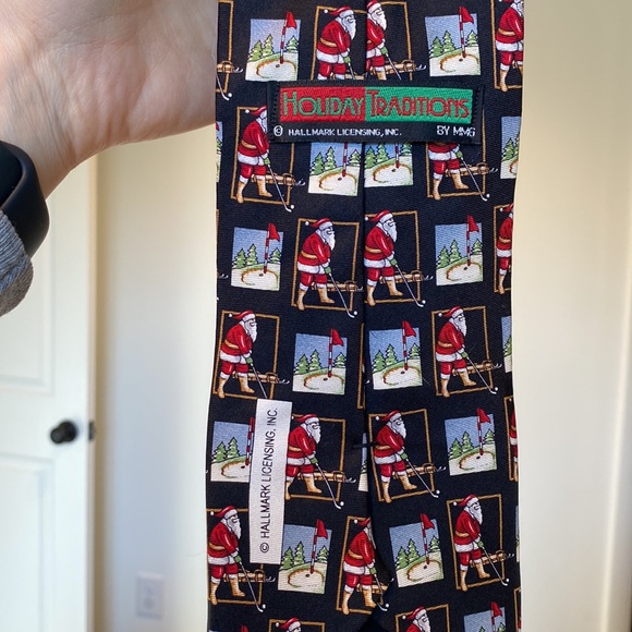 Men's Funny Silk Christmas Tie w/ Santa Playing Golf, Made in USA - Picture 3 of 4